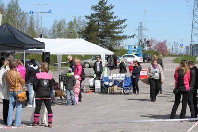 Show Hau Road Show tapahtuman alkuvaiheessa. Hieman myöhemmin, alueella vilisi lapsi- ja koiraperheitä. Siitä meillä ei ole kuvaa, sillä olimme kiireisiä jakamaan PRO Tuomarinkylästä tietoa kiinnostuneille. 